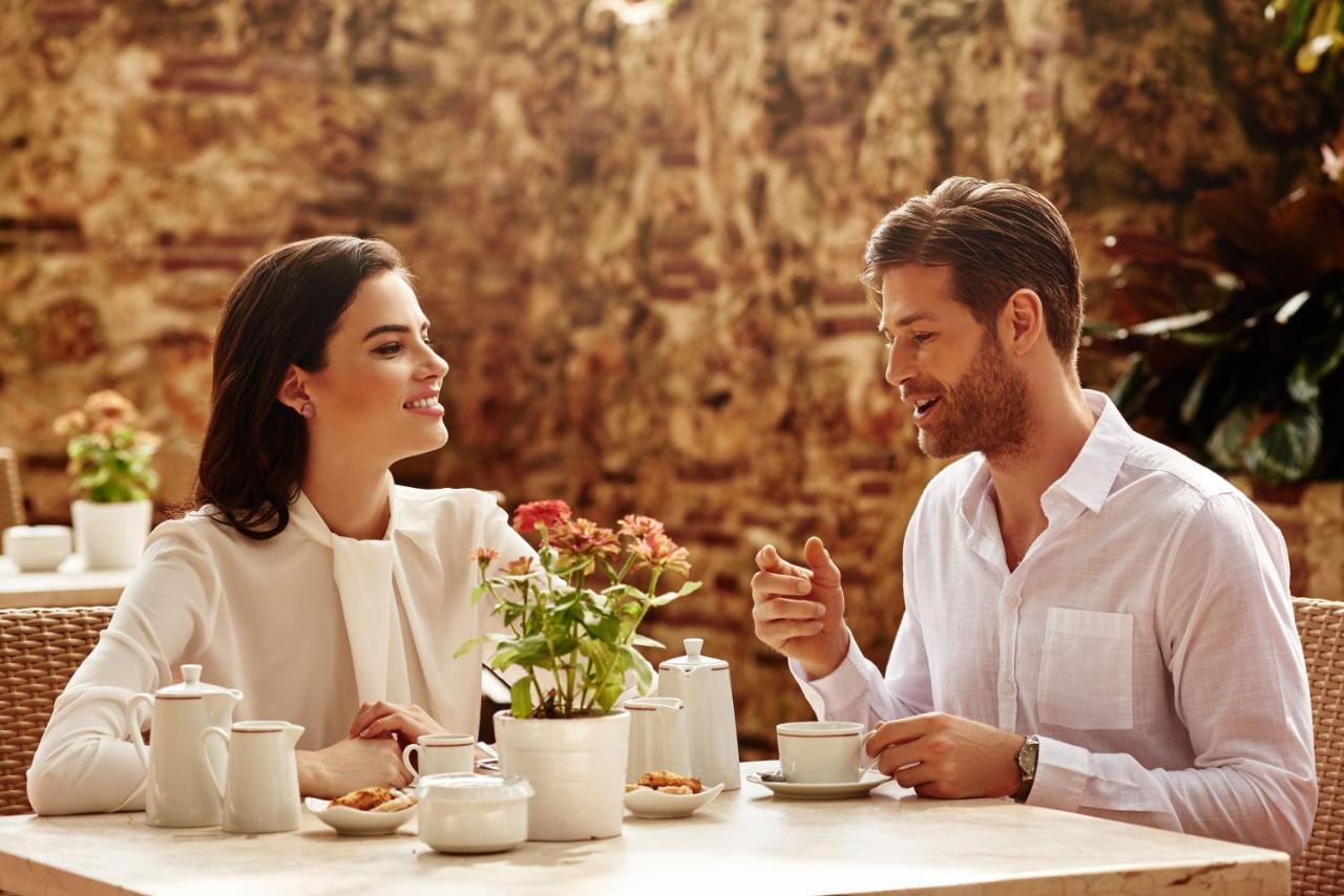El Embajador, A Royal Hideaway Hotel サントドミンゴ エクステリア 写真 A couple on a date