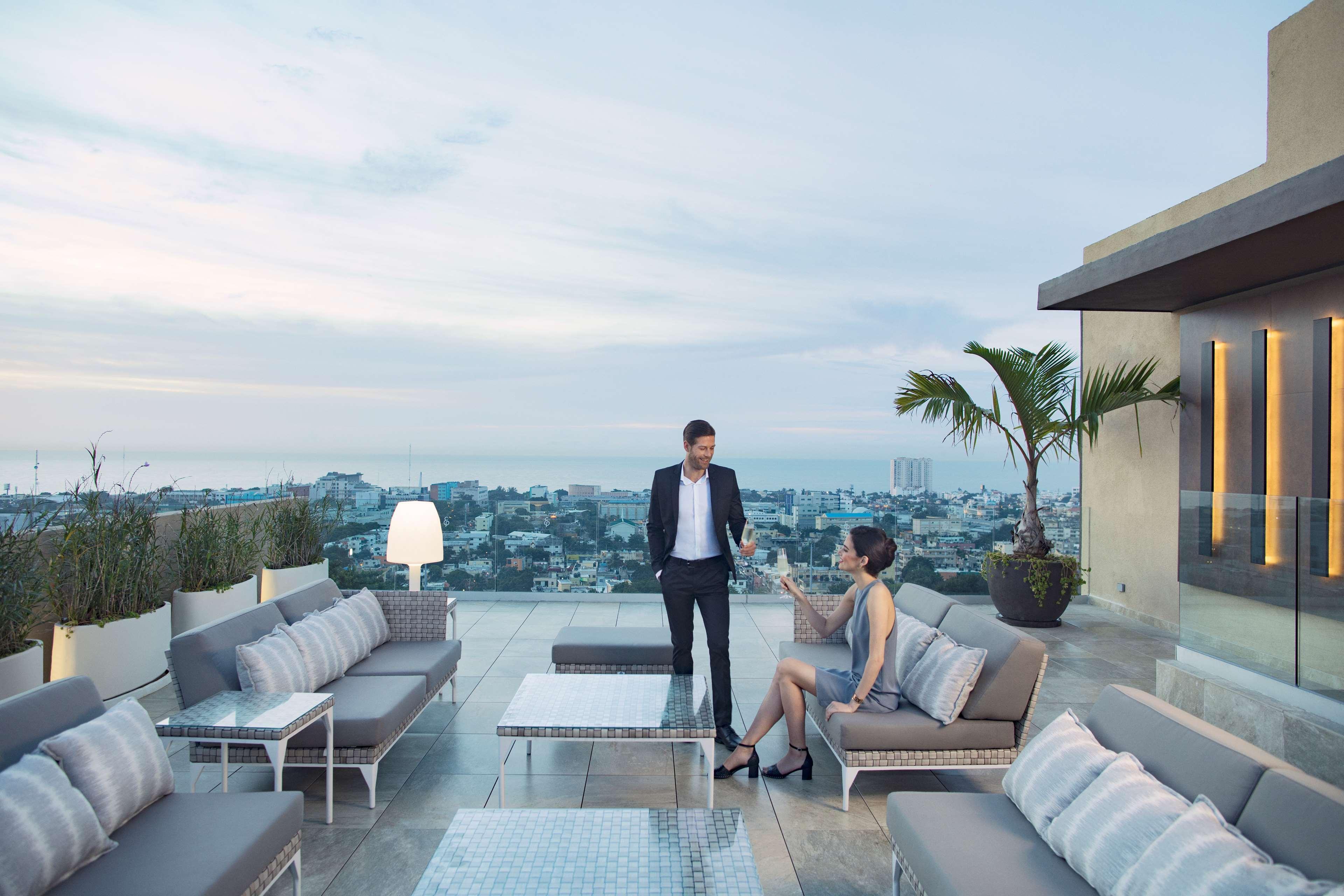 El Embajador, A Royal Hideaway Hotel サントドミンゴ エクステリア 写真 The Sky Bar