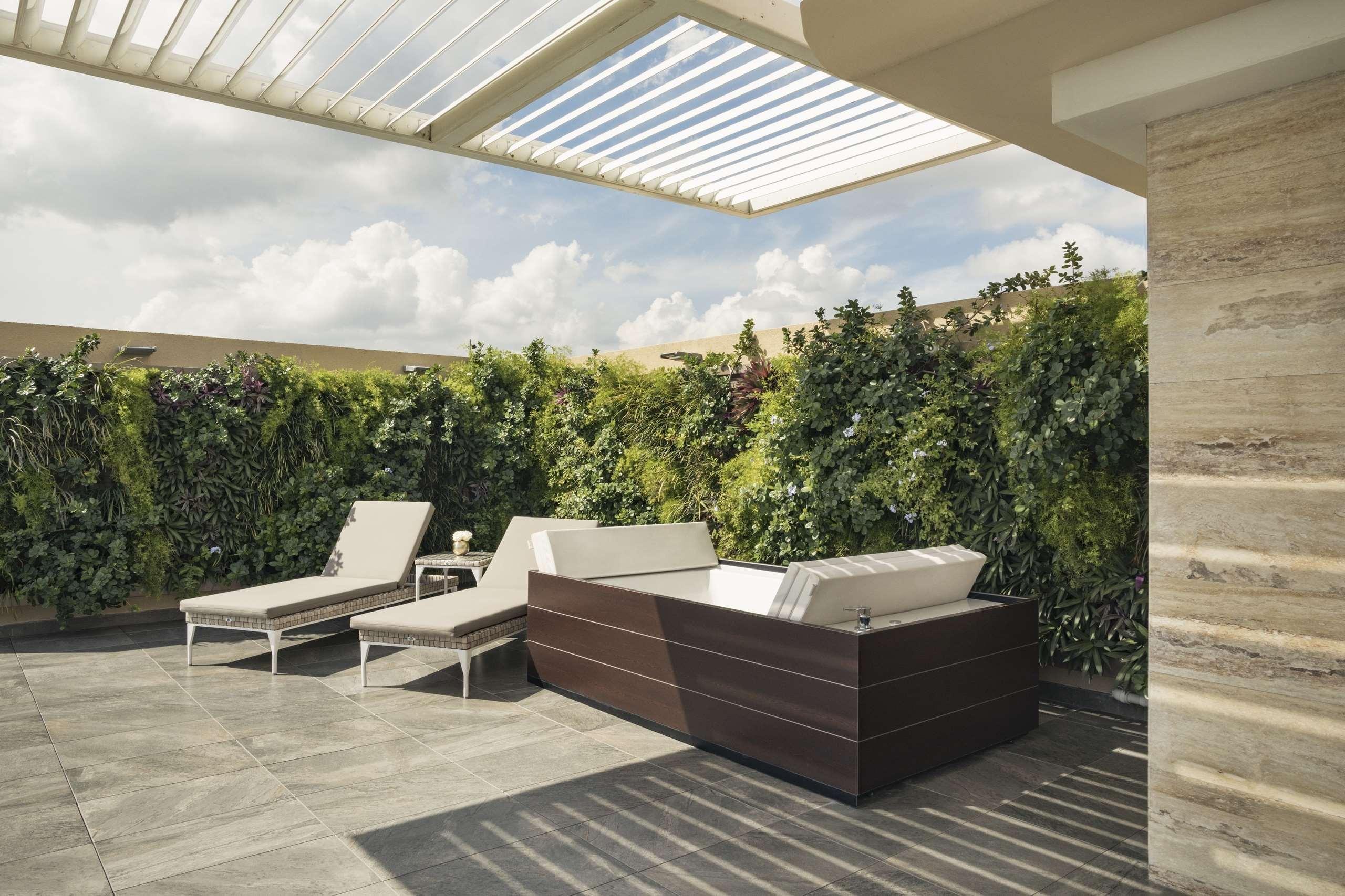 El Embajador, A Royal Hideaway Hotel サントドミンゴ エクステリア 写真 A rooftop spa