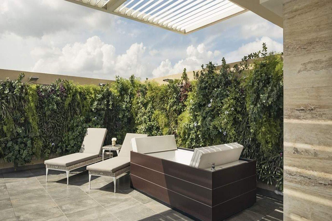 El Embajador, A Royal Hideaway Hotel サントドミンゴ エクステリア 写真 A living wall in a private residence