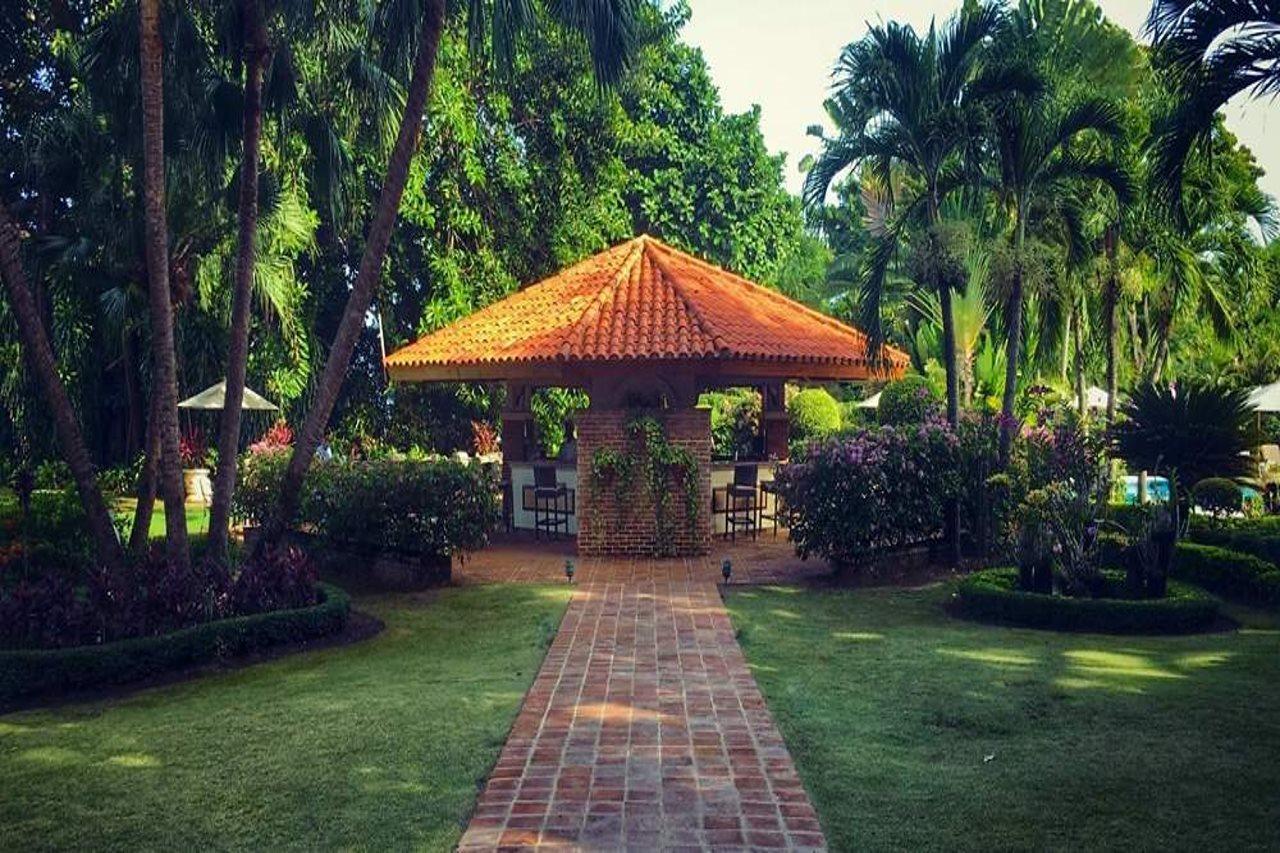 El Embajador, A Royal Hideaway Hotel サントドミンゴ エクステリア 写真 The University of the Philippines Diliman