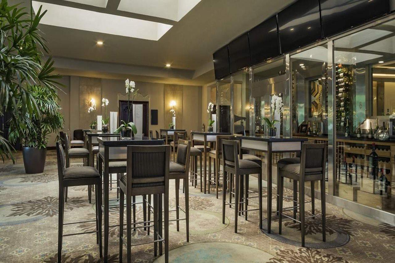 El Embajador, A Royal Hideaway Hotel サントドミンゴ エクステリア 写真 The bar at the hotel