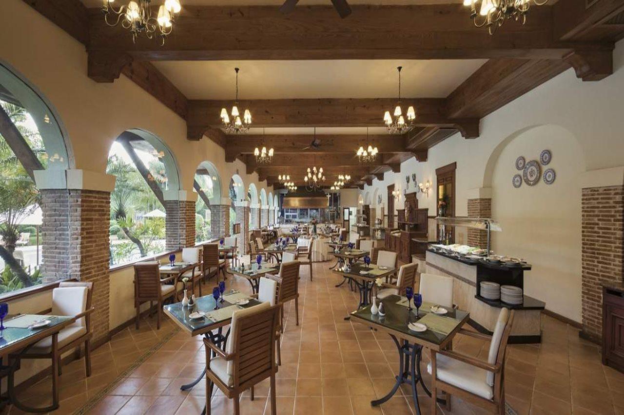 El Embajador, A Royal Hideaway Hotel サントドミンゴ エクステリア 写真 The restaurant at the hotel