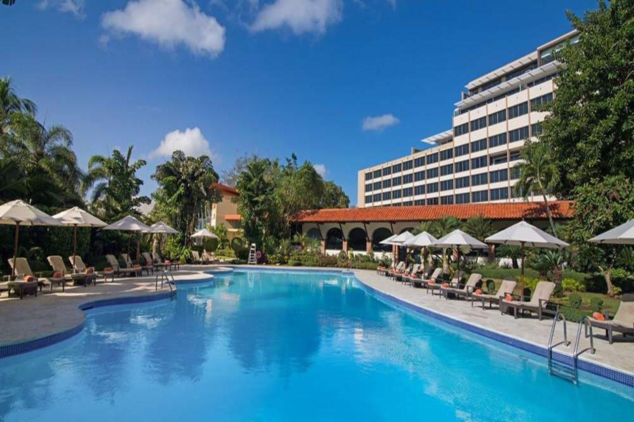 El Embajador, A Royal Hideaway Hotel サントドミンゴ エクステリア 写真 The swimming pool at the hotel
