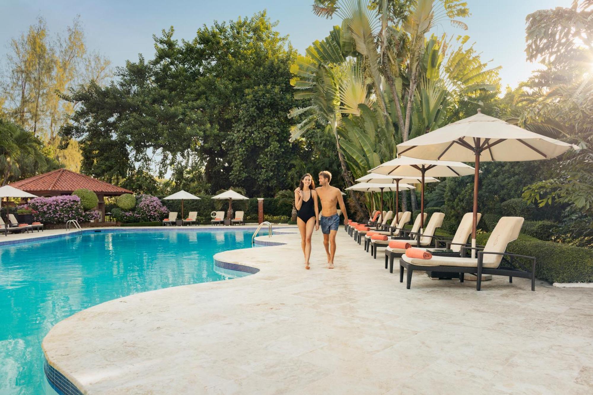 El Embajador, A Royal Hideaway Hotel サントドミンゴ エクステリア 写真 The pool at the Four Seasons Hotel