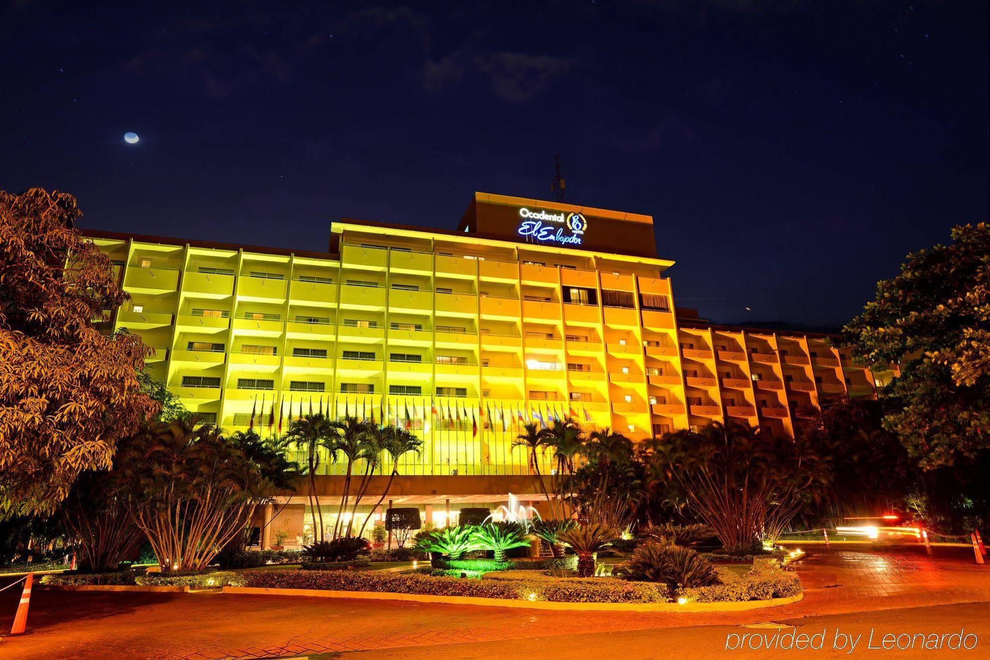 El Embajador, A Royal Hideaway Hotel サントドミンゴ エクステリア 写真 The hotel at night