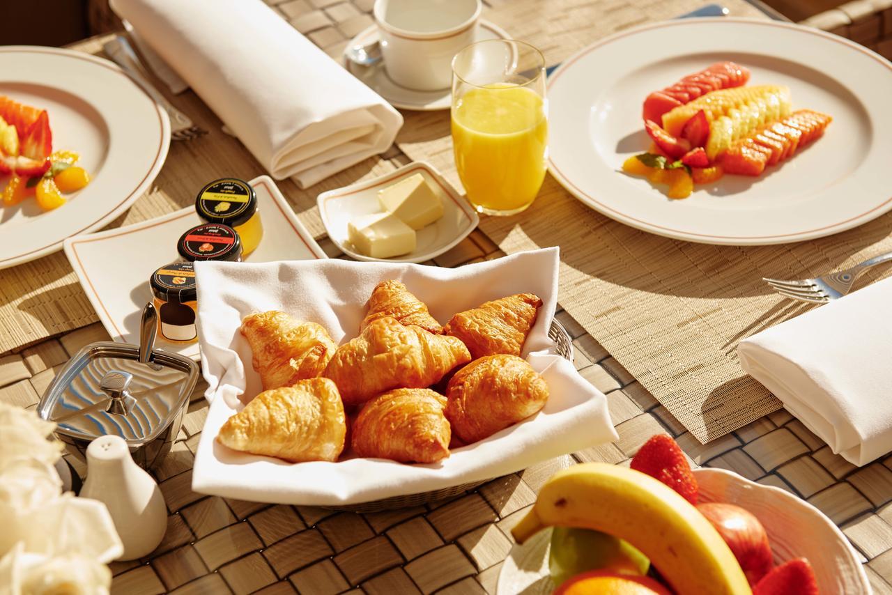 El Embajador, A Royal Hideaway Hotel サントドミンゴ エクステリア 写真 A breakfast table